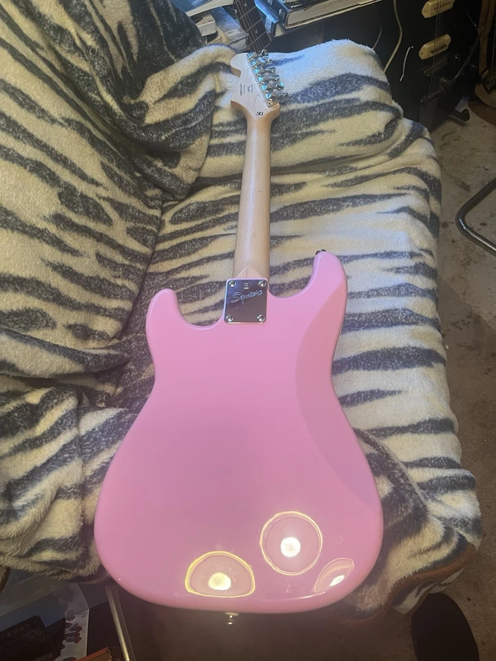 squire hello kitty electric guitar. used. - Image 4 of 4