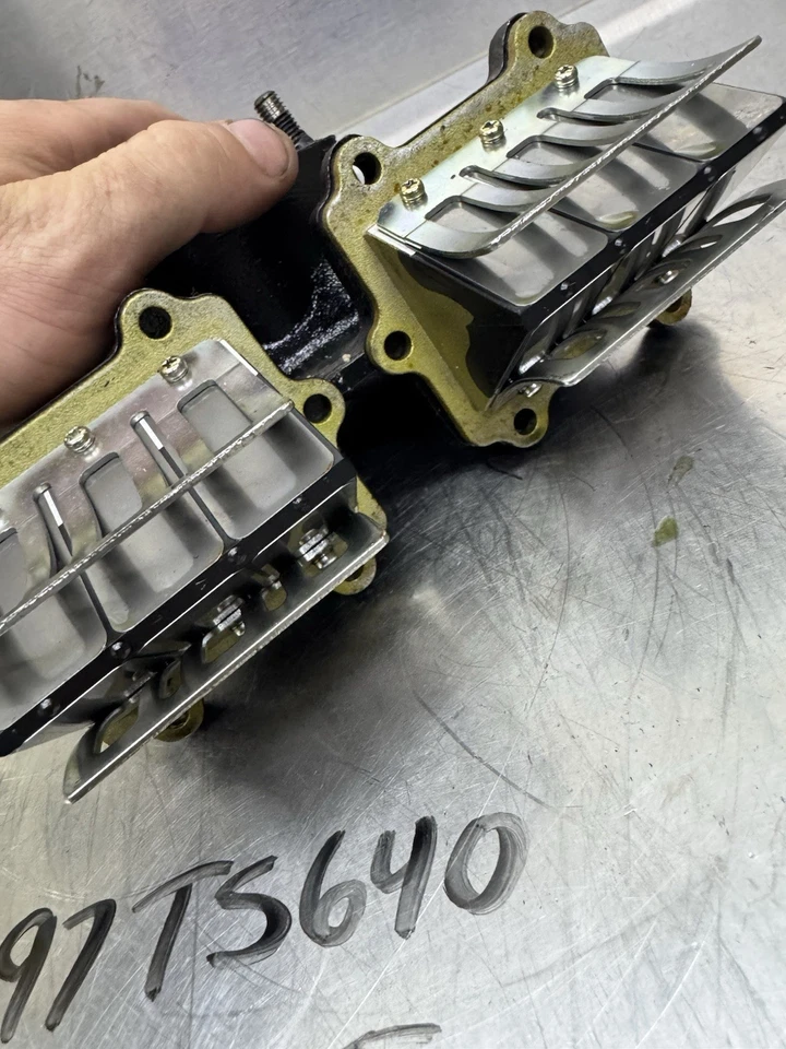 1995 96 97 98 Tigershark Montego 640 colector de admisión de un solo carburador cañas 0673-734 Foto 4 de 4