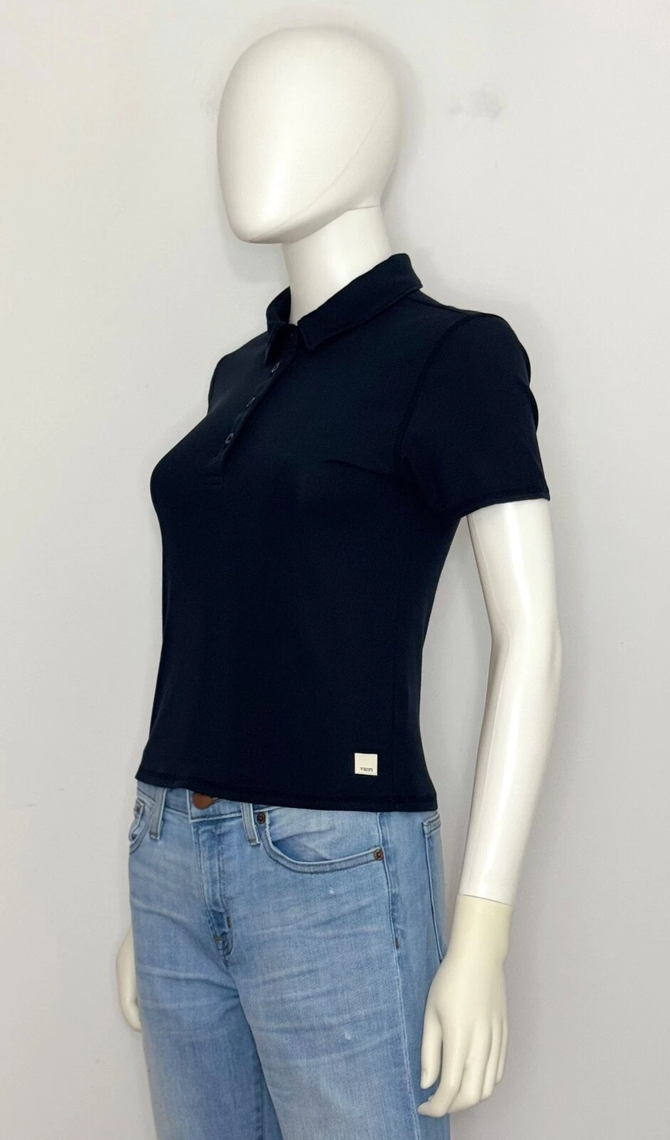vuori pose fitted short sleeve breathable logo shirt