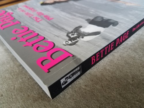 Bettie Page: The Life Of A Pin Up Legend Book (1996) + The Notorious DVD (2006) - Picture 6 of 11