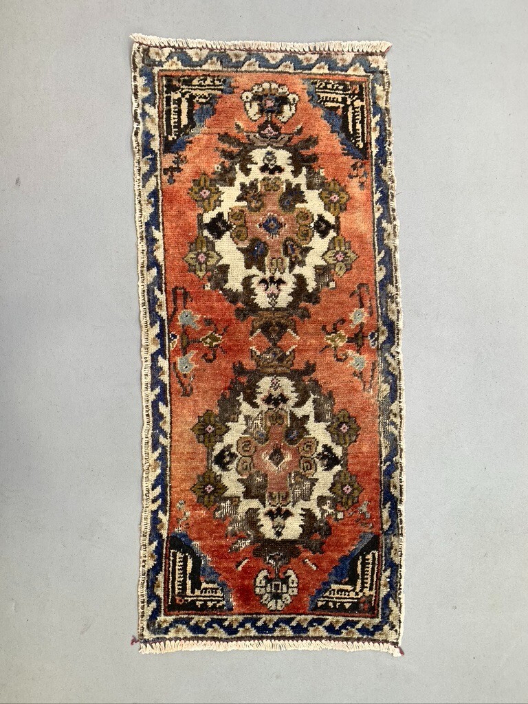 Alfombra turca pequeña vintage 107x46 cm, corredor corto, tribal, en mal estado, mini alfombra