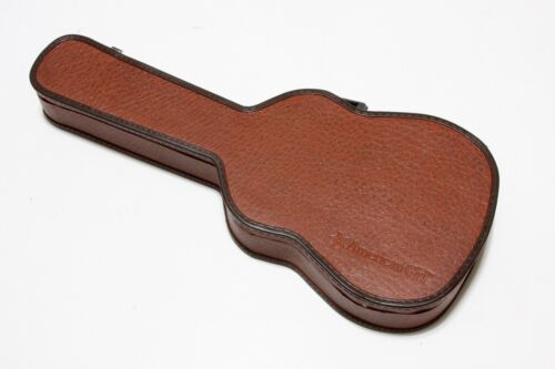 Estuche de instrumentos de guitarra acústica de juguete marrón duro American Girl Doll solo retirado - Imagen 2 de 4