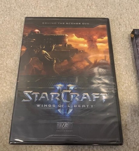 StarCraft II: Wings of Liberty -- Collector's Edition Everything in box - Picture 6 of 7