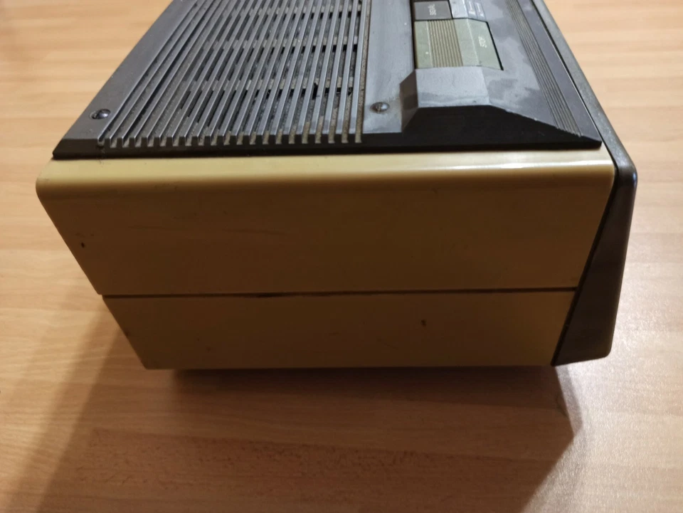 RADIO VINTAGE Tesla TRANSISTOR. Trabajo Foto 2 de 4