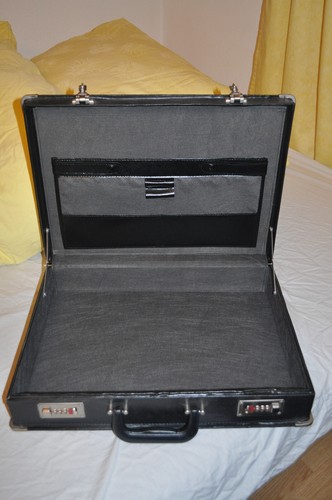 Schwarzer Aktenkoffer, B 45 x H 33 x T 10 cm, Kunstleder, unbenutzt - Bild 2 von 2