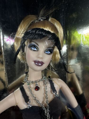 NUOVO NRFB RITIRATO MATTEL 2008 HARD ROCK CAFE BARBIE & COLLECTOR SKULL PIN #L9663 - Foto 2 di 15