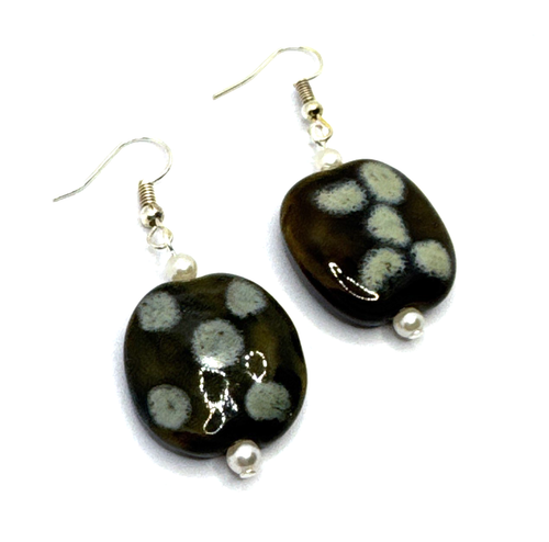 Pendientes personalizados Brighton Kazuri de arcilla marrón lunares hechos a mano en África - Imagen 3 de 6