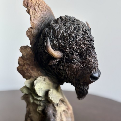 Scultura bisonte firmata Mills Creek Studios Joe Slockbower "Dust & Thunder" - Foto 3 di 9
