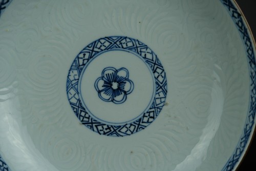 Blue and white pair chinese plates porcelain carved flowers 18th Century Qing  . - Picture 4 of 20