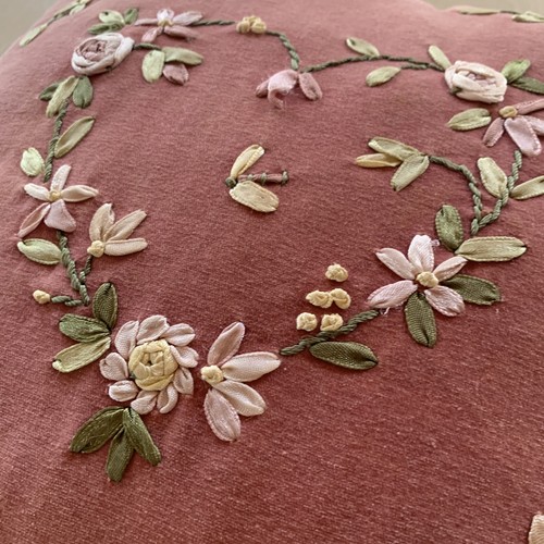 Pequeña cinta de almohada rosa malva cuadrada de 11 pulgadas punta de aguja bordada corazón floral - Imagen 4 de 7