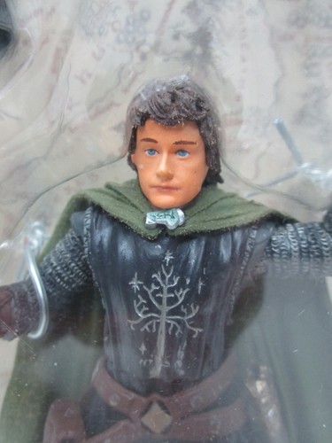 FIGURA DE ACCIÓN TOYBIZ LORD OF THE RINGS PIPPIN IN ARMOR SIN USAR, EN CAJA NUEVA 2004 - Imagen 4 de 15