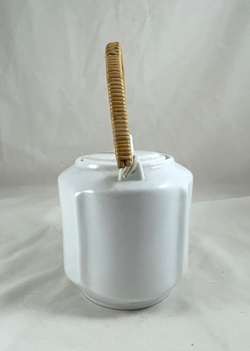 Tetera clásica de cerámica vintage blanca con mango de ratán de 3 tazas - Imagen 5 de 10