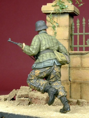 D-Day Miniature DD-35051 1/35 WSS Grenadier in Telogreika 1943-45 - Picture 4 of 4