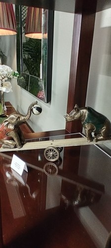 Maitland-Smith Zirkus Wippe Skulptur - rot & grün Penshell Elefant & Nashorn - Bild 8 von 9