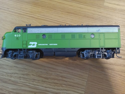 Stewart Hobbies 9330 F9A Pwered Double Headlight BN Locomotive 810 - HO Scale