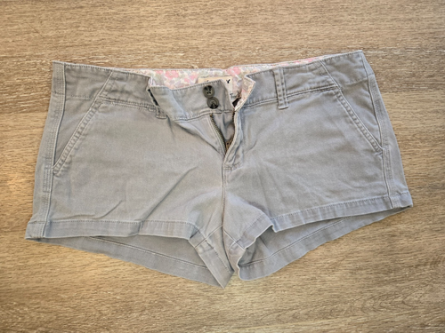American Eagle Shortie Shorts Größe 6 grau mittelhoch khaki