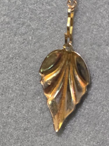Vintage 1980s Elegant Gold Tone Natural Diamond Dust Leaf Pendant W/ 18" Chain  - Picture 5 of 10