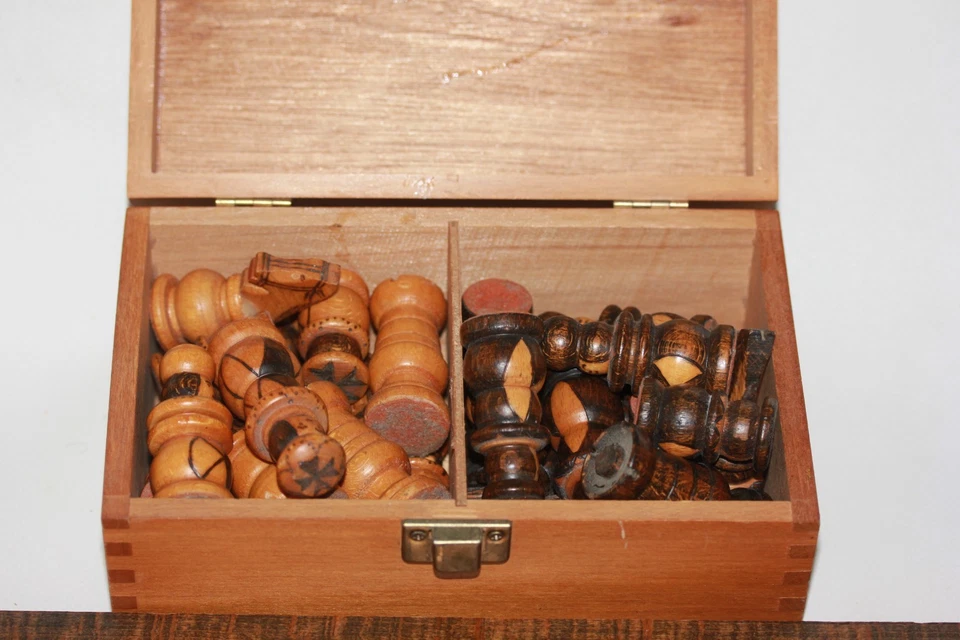 Jeu d'échec ancien en bois , fabrication artisanale AVEC COFFRET FRANCE - Photo 3/4
