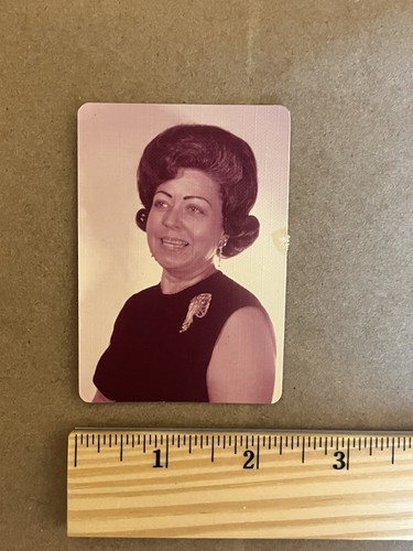 FOTO D'EPOCA RITROVATA donna con una pettinatura divertente - Foto 2 di 3