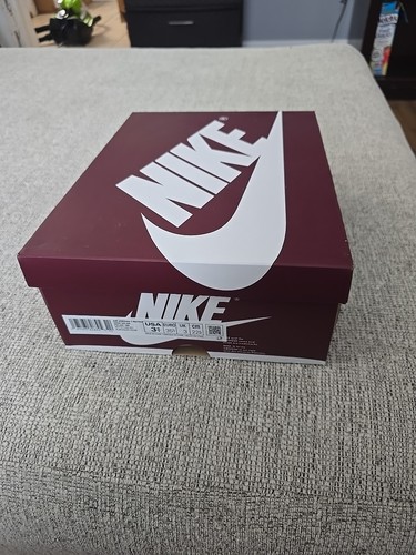 Nike Air Jordan 1 Retro GS Basketball Shoes - Picture 3 of 17