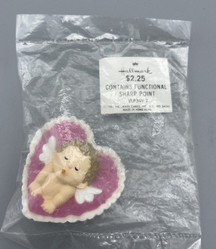 Hallmark PIN Valentines Vintage ANGEL CUPID Blowing KISSES HEART 1982 Brooch NEW - Picture 2 of 3