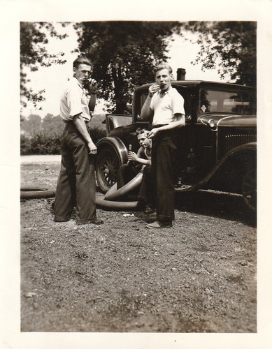 1935 Junge Männer Auto Reparatur Eis Oldtimer Foto Schnappschuss Freunde Essen Essen