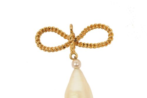 Chanel Vintage Teardrop CC Logo White Pearl Gold Pendant Necklace Pendant Charm - Picture 3 of 12