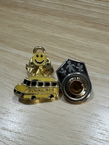 Pin de ángel de autobús escolar vintage y prendedor OCPS dedicado a estudiantes - Imagen 1 de 4