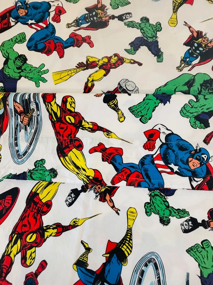 Super-heróis de algodão Pottery Barn Kids Marvel Comic Avengers tamanho duplo lençol liso - Imagem 3 de 4
