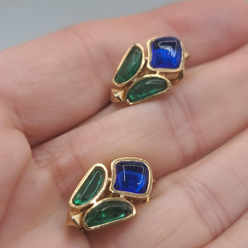 Vintage Trifari Clip On Earrings Blue Green Glass Cabochon Gold Tone Statement - Picture 2 of 10