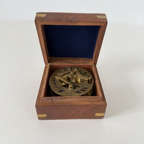 Vintage Hatton Garden London Sundial Compass Brass Round Wooden Box Compact Gift - Picture 13 of 18