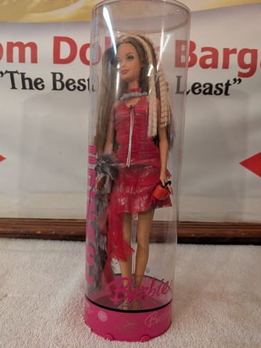 Muñeca Barbie Fashion Fever con cabello resaltado, pestañas y esmalte de uñas K0841 - Imagen 6 de 16