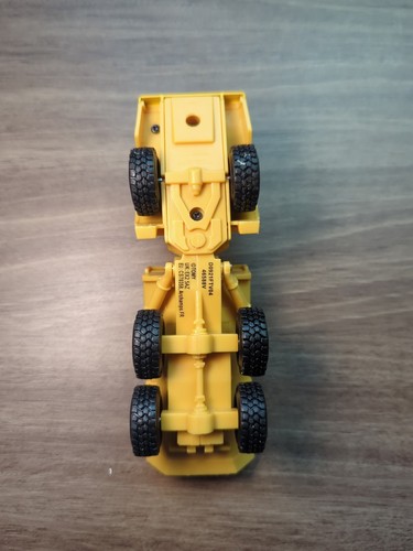 Tomy John Deere articulated dump truck 5.5" Long 1/64 scale diecast plastic Gold - Picture 6 of 8