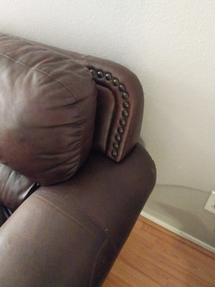 Líder suave italiano grande con costillas metálicas clásicas. Silla más confertable. Foto 4 de 4