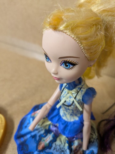 Ever After High Rabenkönigin Puppe 1. Kapitel Blondie Puppenständer Zubehör - Bild 9 von 9