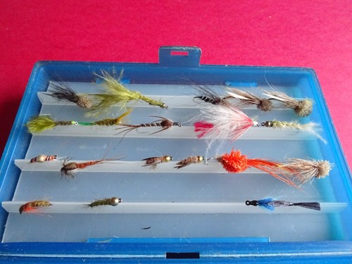 VINTAGE PLASTIC HARDY FLYLITE BOX + ARTIFICIAL NYMPH + TROUT FLY FISHING LURES - Picture 4 of 4