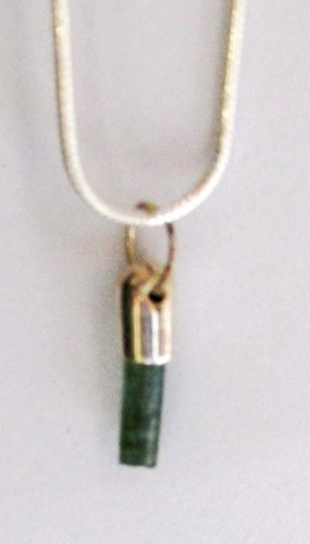 Colgante plateado con cristal de turmalina verde - Imagen 19 de 21