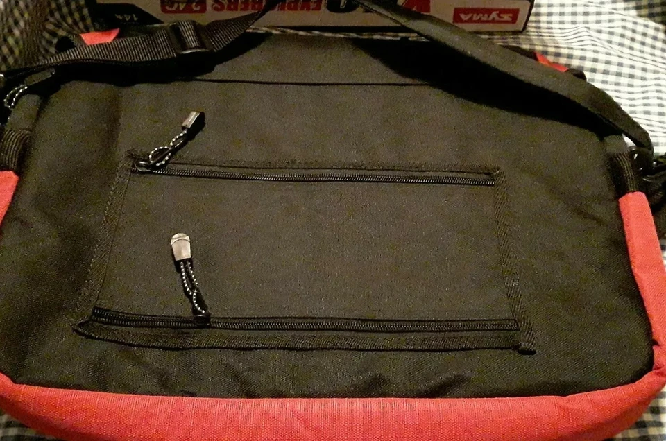 Bolsa de transporte para computadora portátil Kore negra y roja 18 × 18 Foto 2 de 2