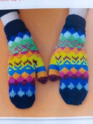4 Knitting pattern pull outs for hats scarves mittens . - Picture 4 of 8