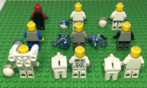 LEGO Space Theme Minifigure Lot (9 Minifigs Mars Space Police Alien Astronaut) - Picture 15 of 16