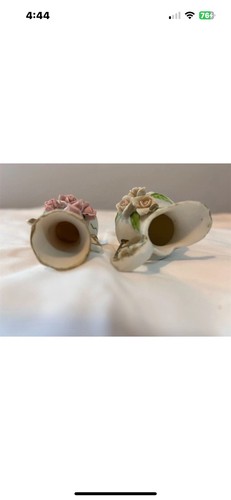 Menge 2 Vintage weiße Biskuit Knospen Vasen mit applizierten rosa Rosen und Goldrand. - Bild 8 von 9