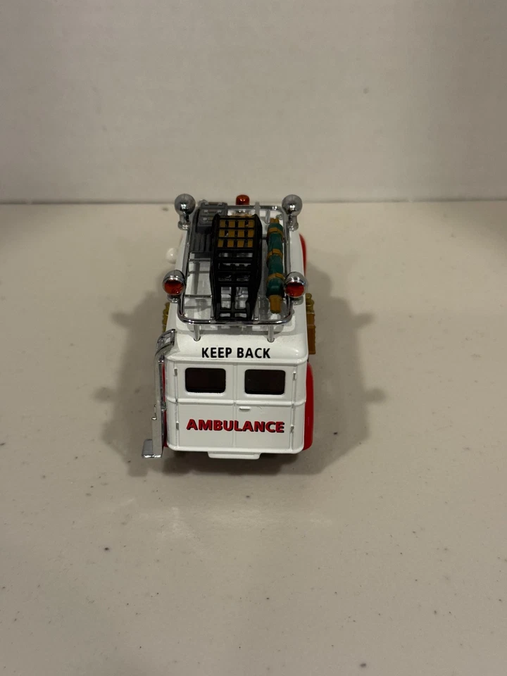 Matchbox Model of Yesteryear 1937 Vintage Gmc Ambulance YM35192 - Image 4 of 4