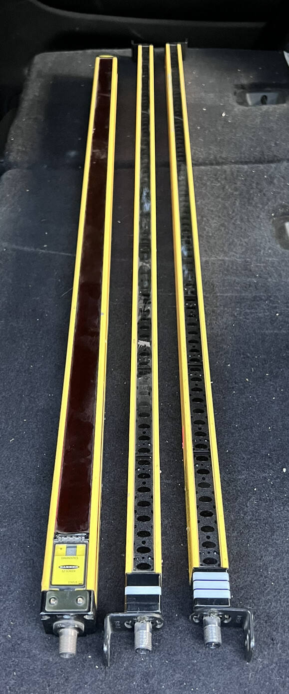 (Sold As A Lot ) BANNER ENGINEERING SLSE14-900Q8 And USR4024Y And USe4024y