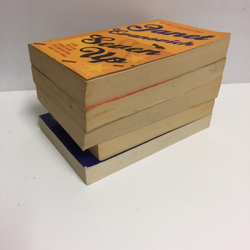 Janet Evanovich Stephanie Plum Bundle x5 Large Paperback Books #7,8,11,12,16 - Foto 2 di 4