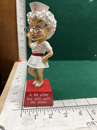 Biddys alte Krankenschwester Frau Ruhestand Gag Geschenk ruft die Schüsse Figur - Bild 5 von 7