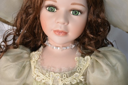 Vintage Swan Collection Jan Lee  Porcelain Doll "Alice" with Stand Victorian 22" - Picture 3 of 11