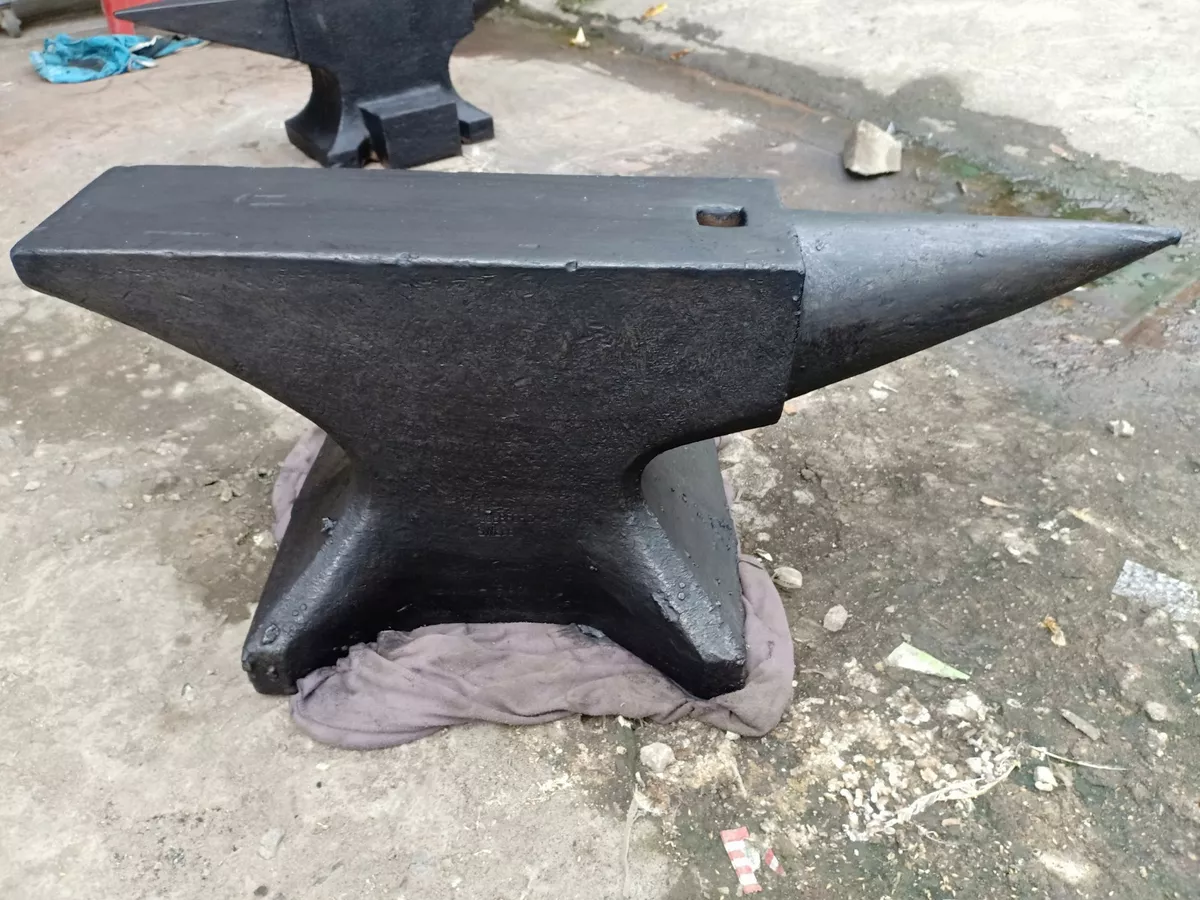 Vintage Soderfors anvil 197 kg