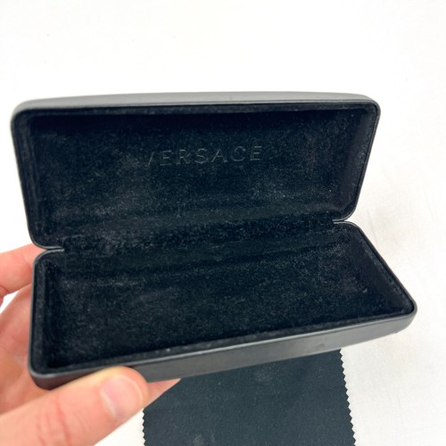 Versace Brillen Hartschalenetui schwarz auf schwarzem Clamshell mit Versace Tuch - Bild 6 von 8