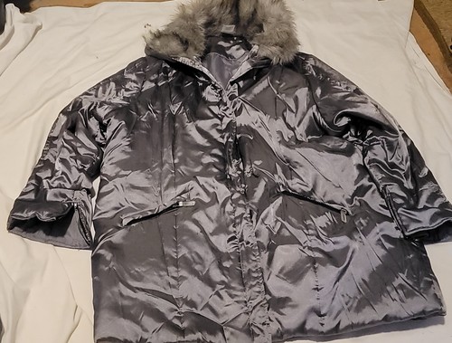 Women's Body Corp Silver Puffy Jacket SZ 2xL Faux Fur Collar Snaps Zippers - Picture 1 of 8