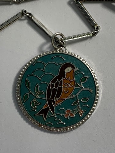 Colgante de pájaro esmaltado Sarah Cov en tono plateado con detalles verde azulado y naranja - Imagen 2 de 5